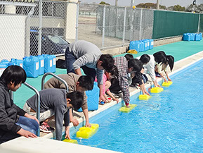 稲生高校『INOドーム』（仮設テント）ポリタンクの水汲みで重り。